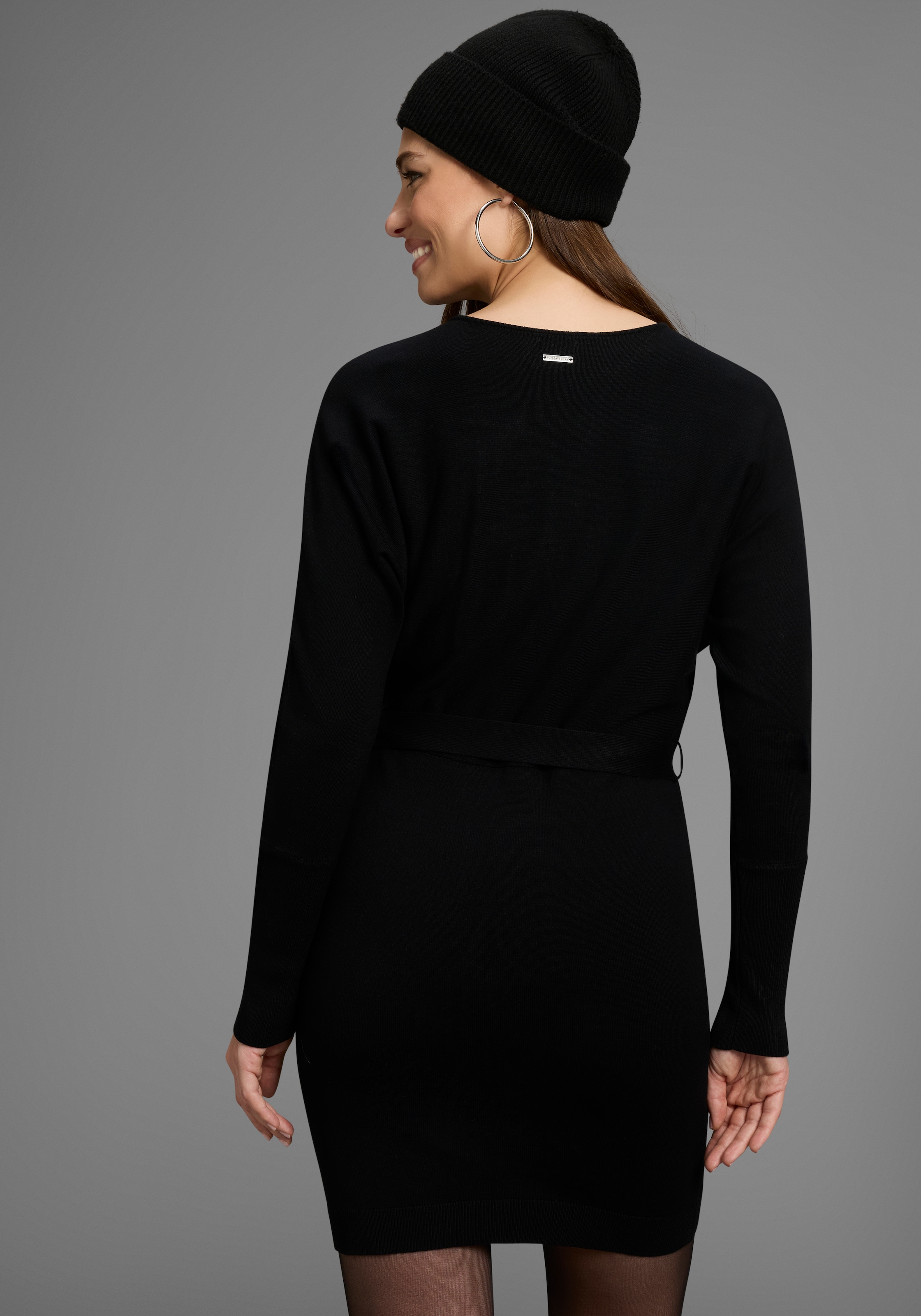 Bruno Banani Strickkleid Ohne Taschen mit glänzendem Reissverschluss