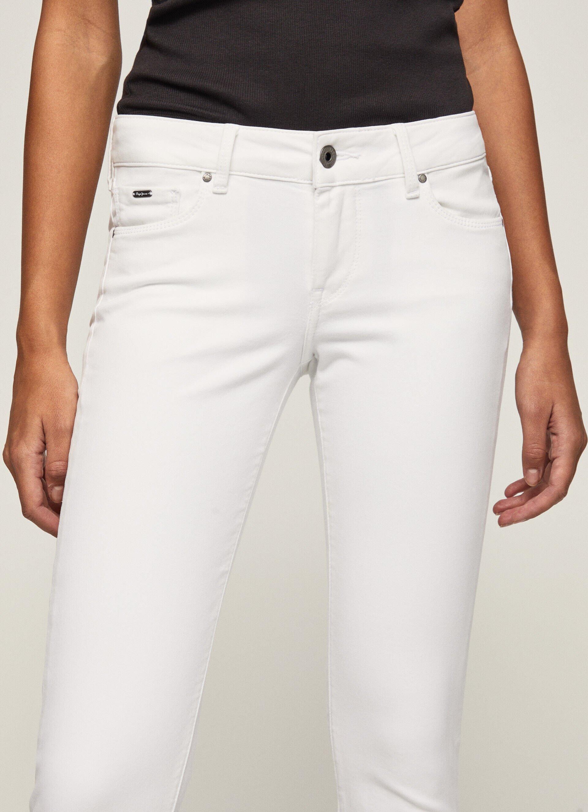 Calça skinny fit com 5 bolsos - branca