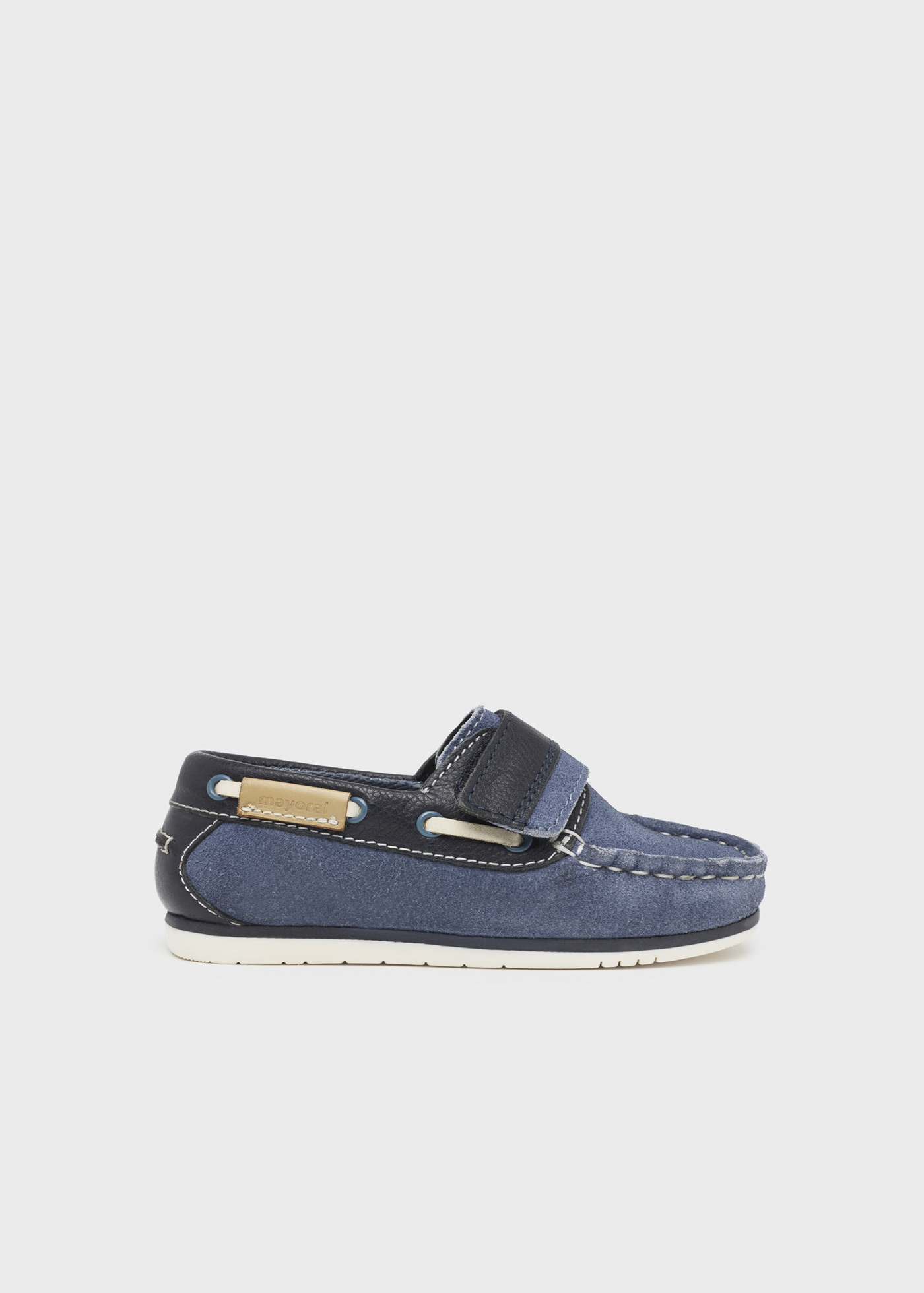 Sapato náutico de couro com cordão decorativo para meninos