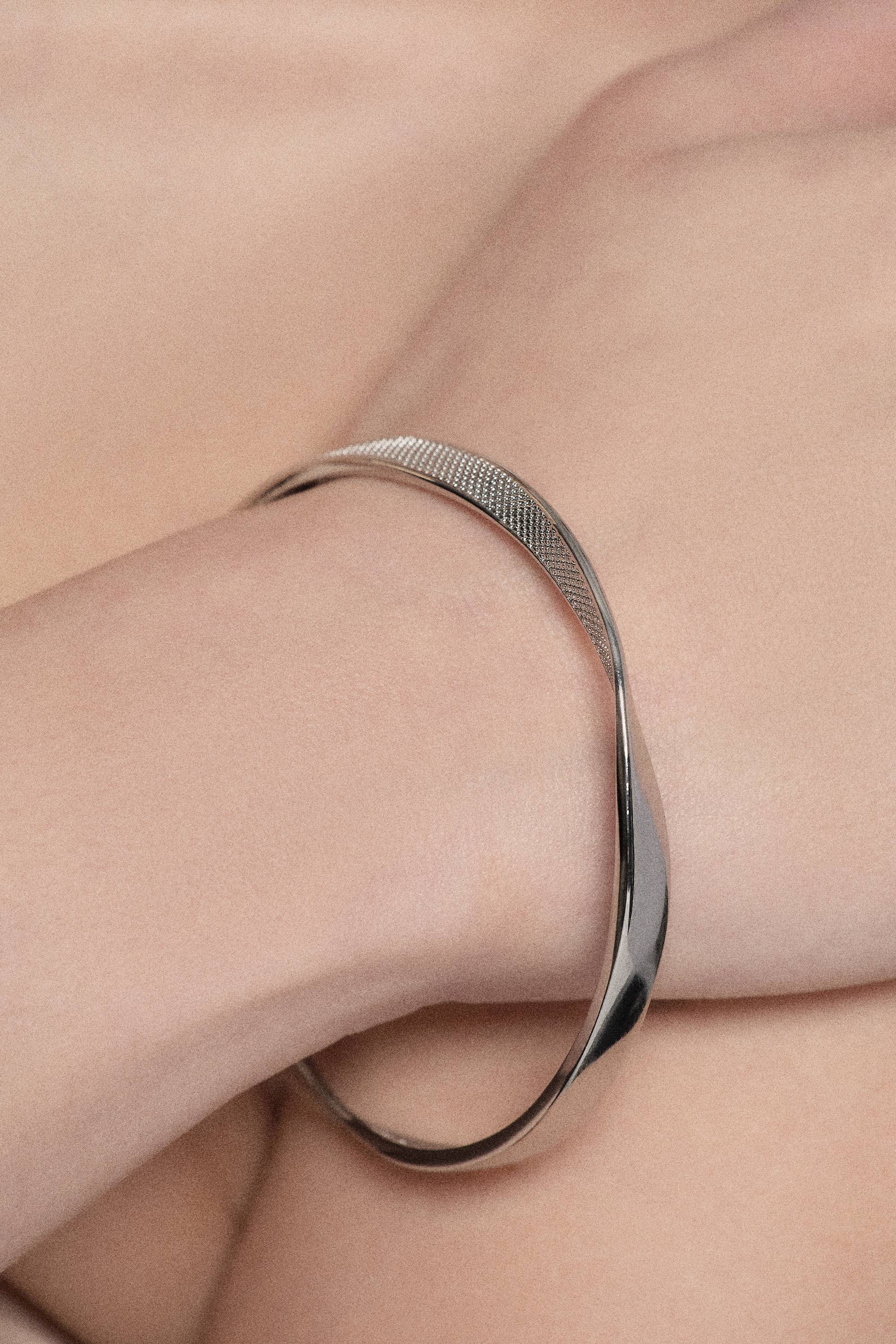 KarenMillen Bracelet manchette texturé torsadé étroit en ton argenté