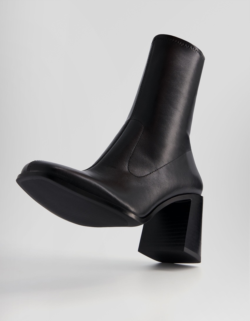 Botas de cano curto com salto bloco ajustado