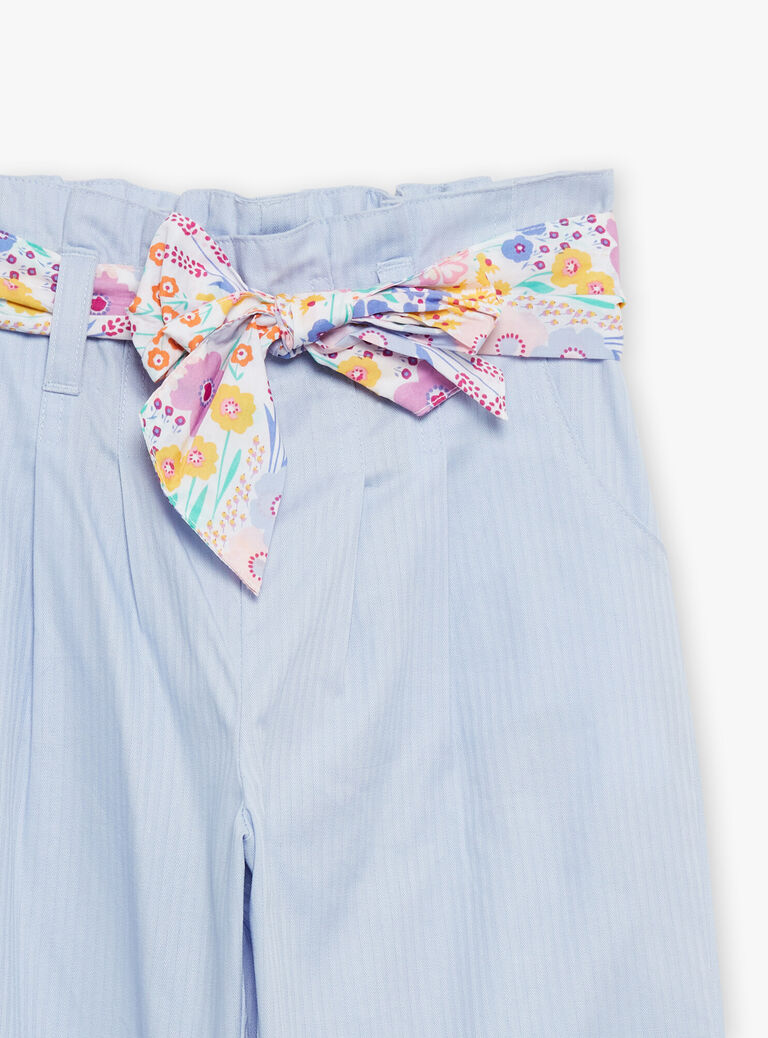Pantalon ciel avec ceinture à imprimé fleuri