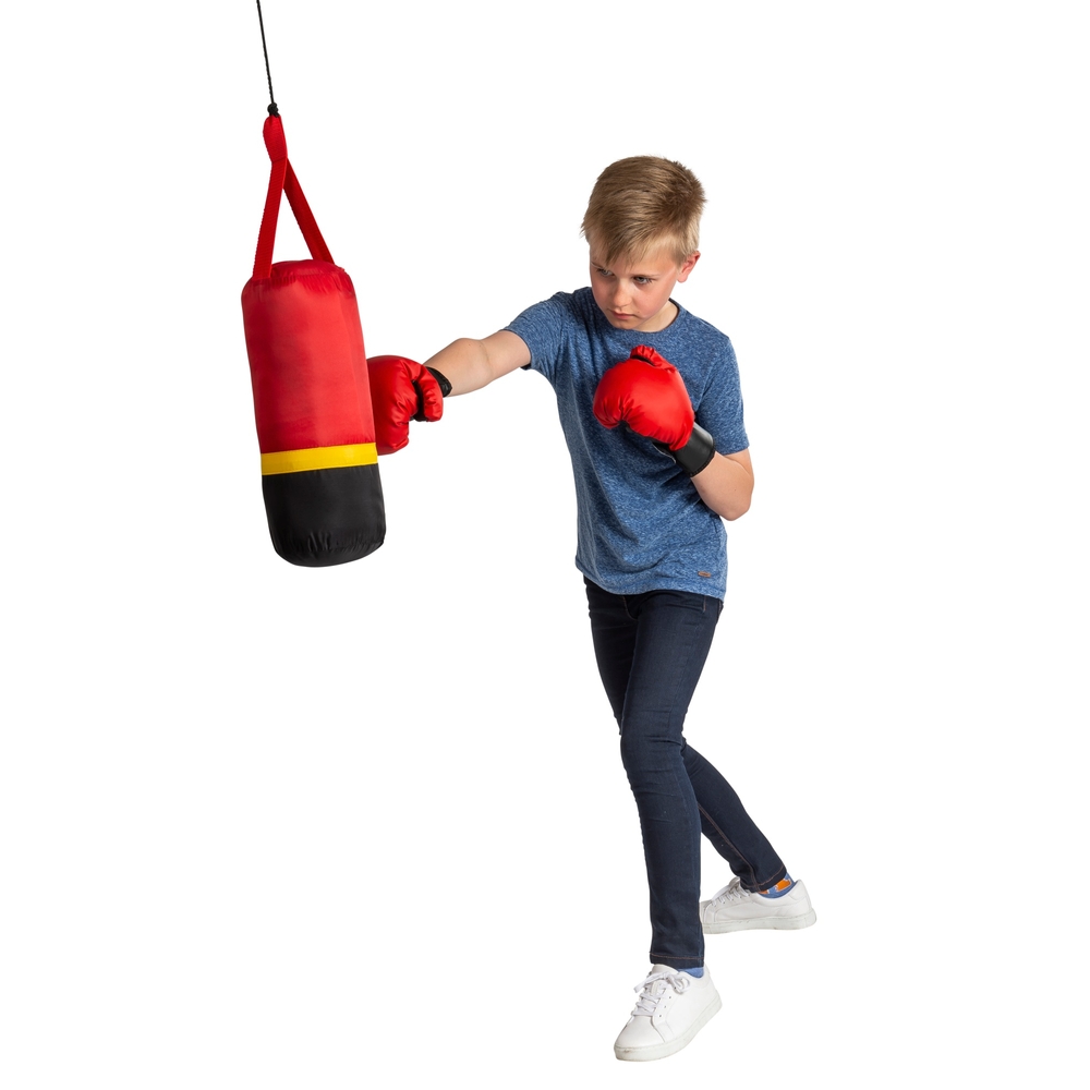 Hängender Boxsack mit Boxhandschuhen