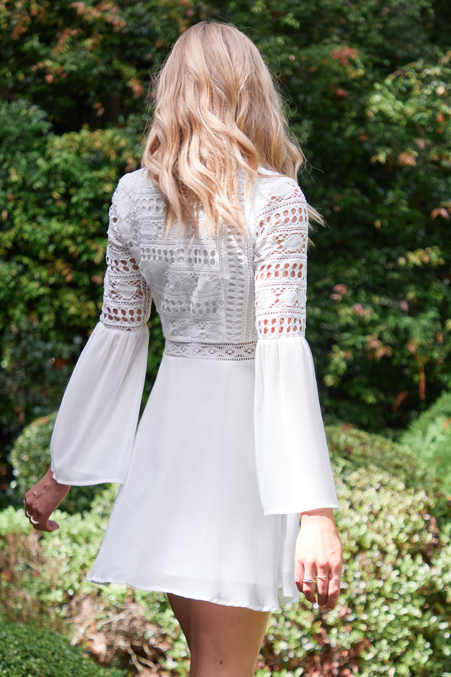 Robe mini à col en V et manches en cloche blanche