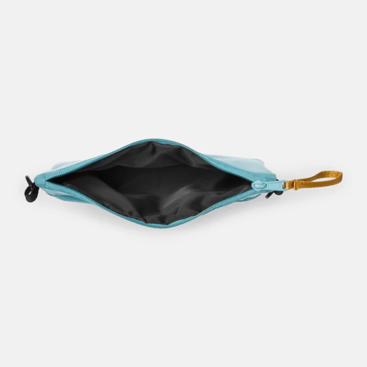 Bolsa transversal de viagem leve e unissex na cor verde-azulada.