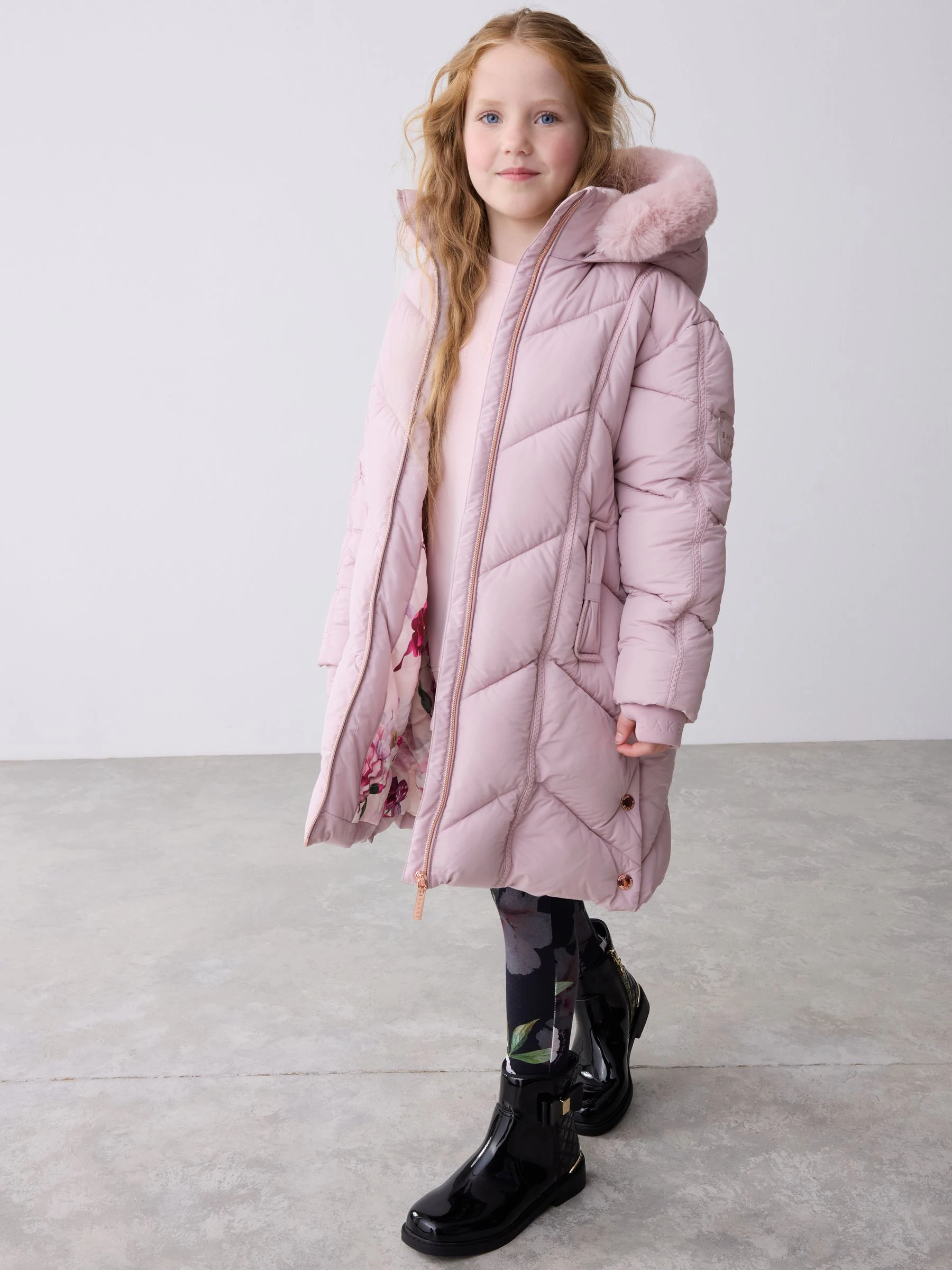 Roze - Baker by Ted Baker - Regenbestendige gewatteerde jas met strikzak en V-vormige print