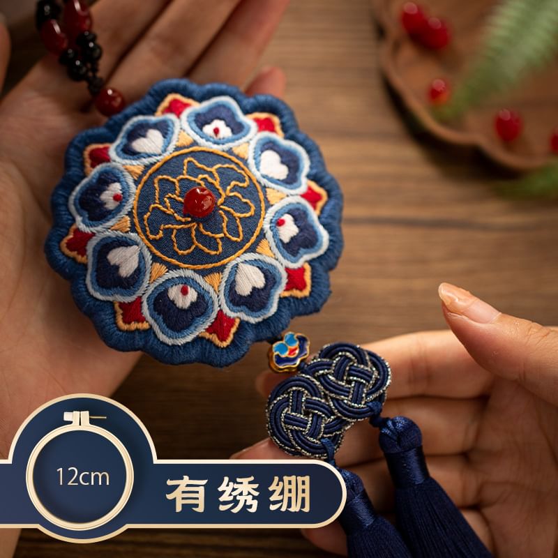 Embroidery Kingdom - DIY borduurpakket met hangende kwastjes (verschillende ontwerpen)