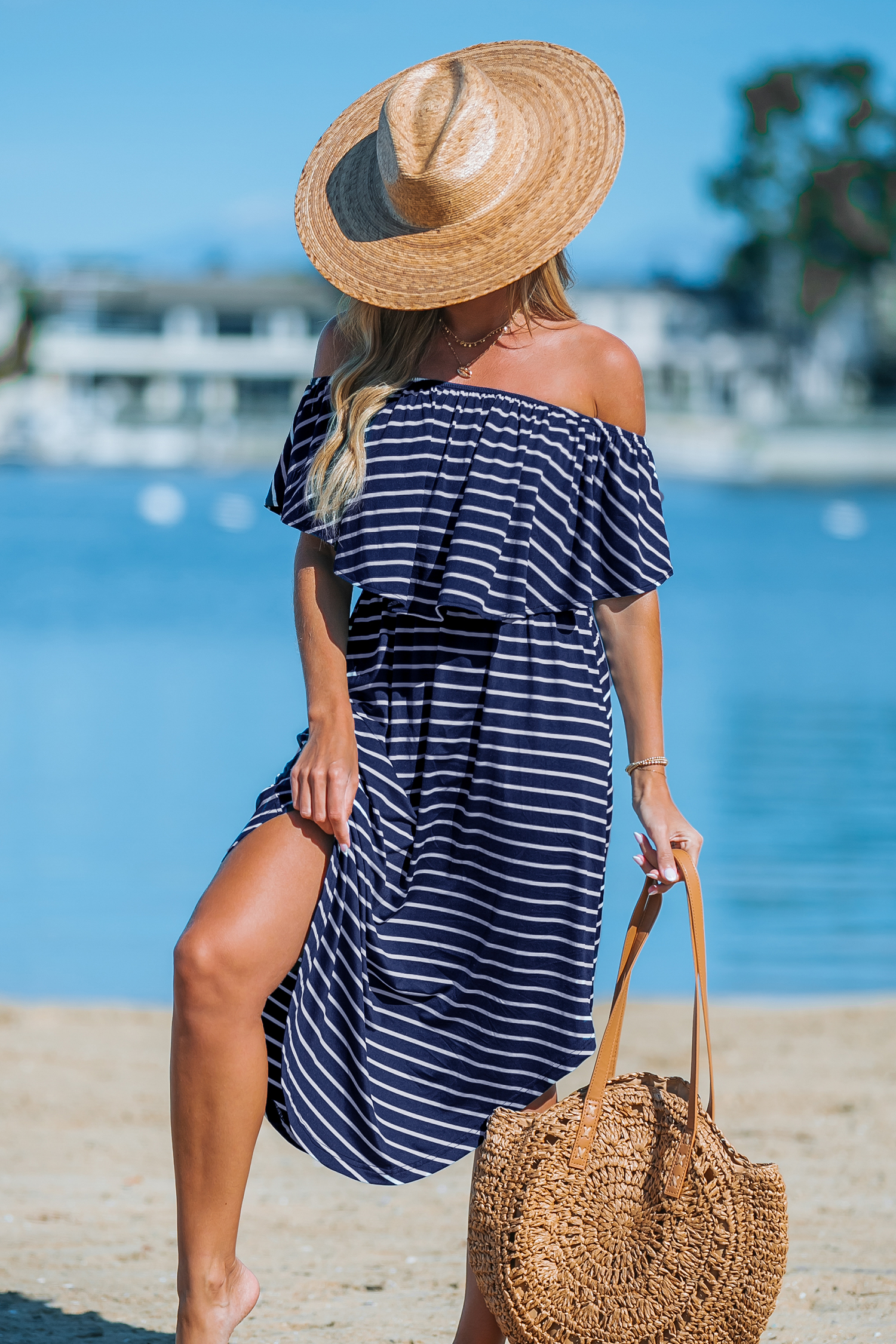 Robe midi à épaules dénudées et rayures bleu marine
