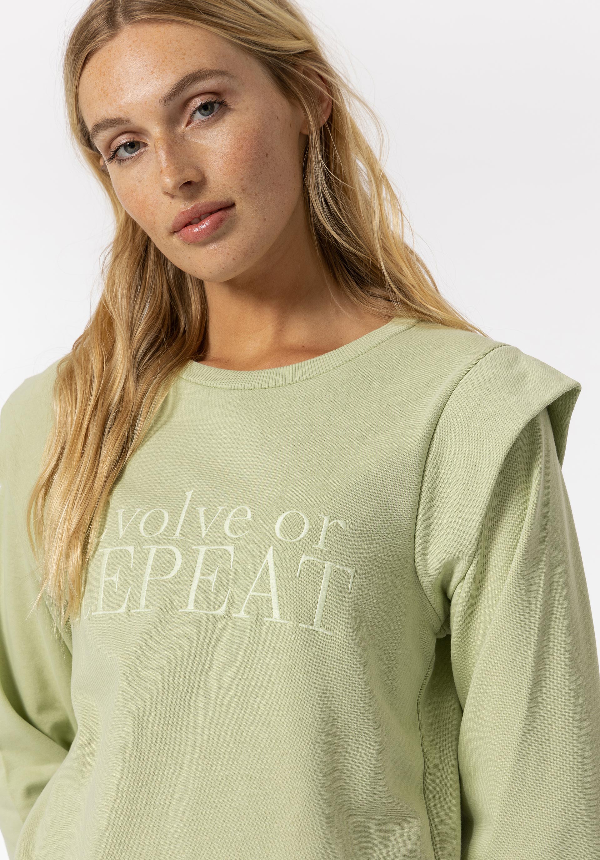 Sweatshirt com Texto Bordado
