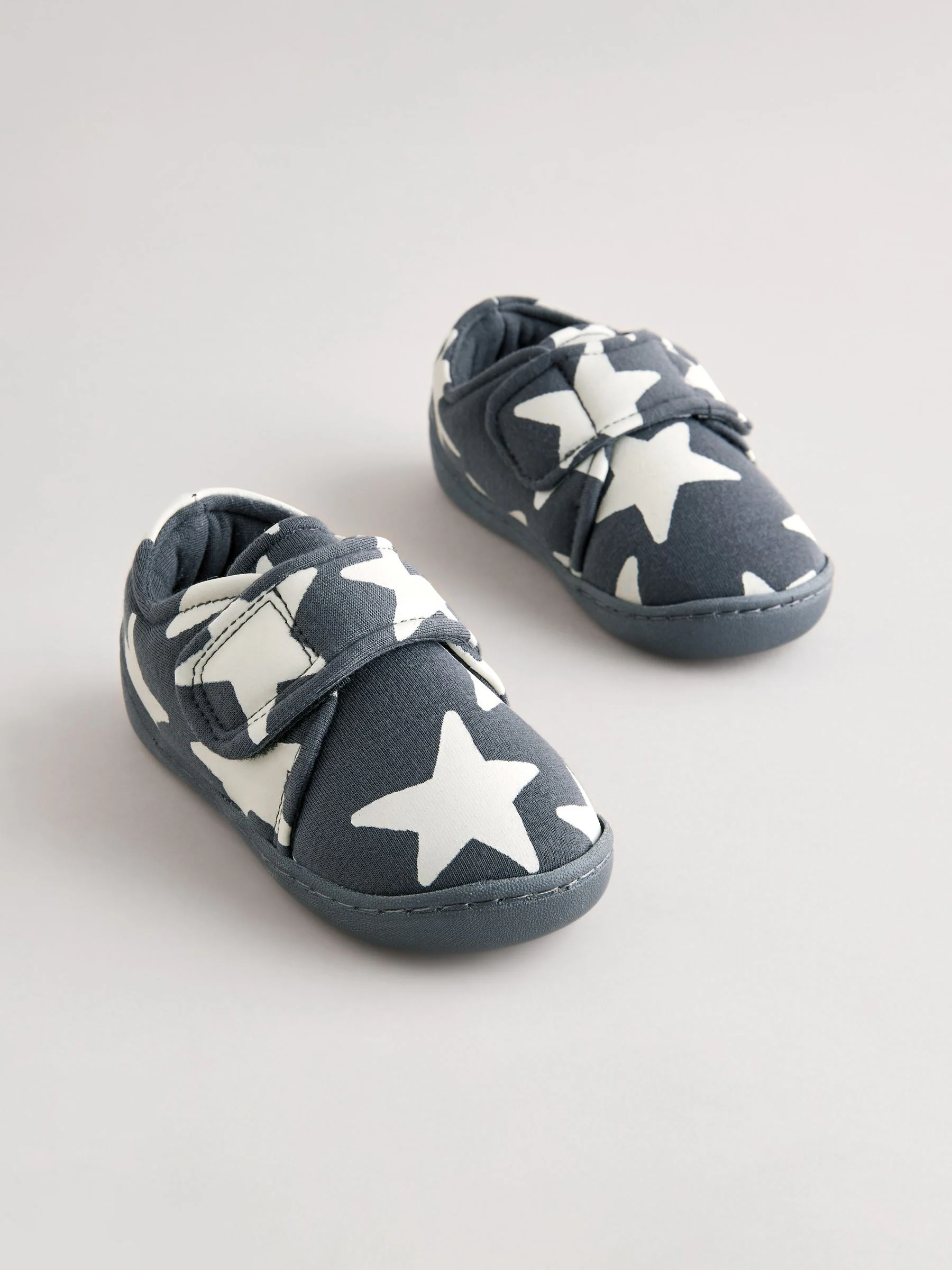 Grijs met sterren - Pantoffels met klittenbandsluiting en omgevende zool