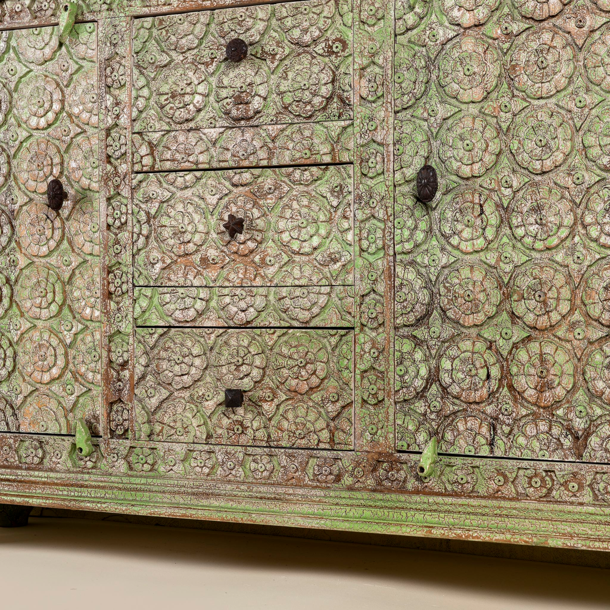 Dressoir Mayapur #1