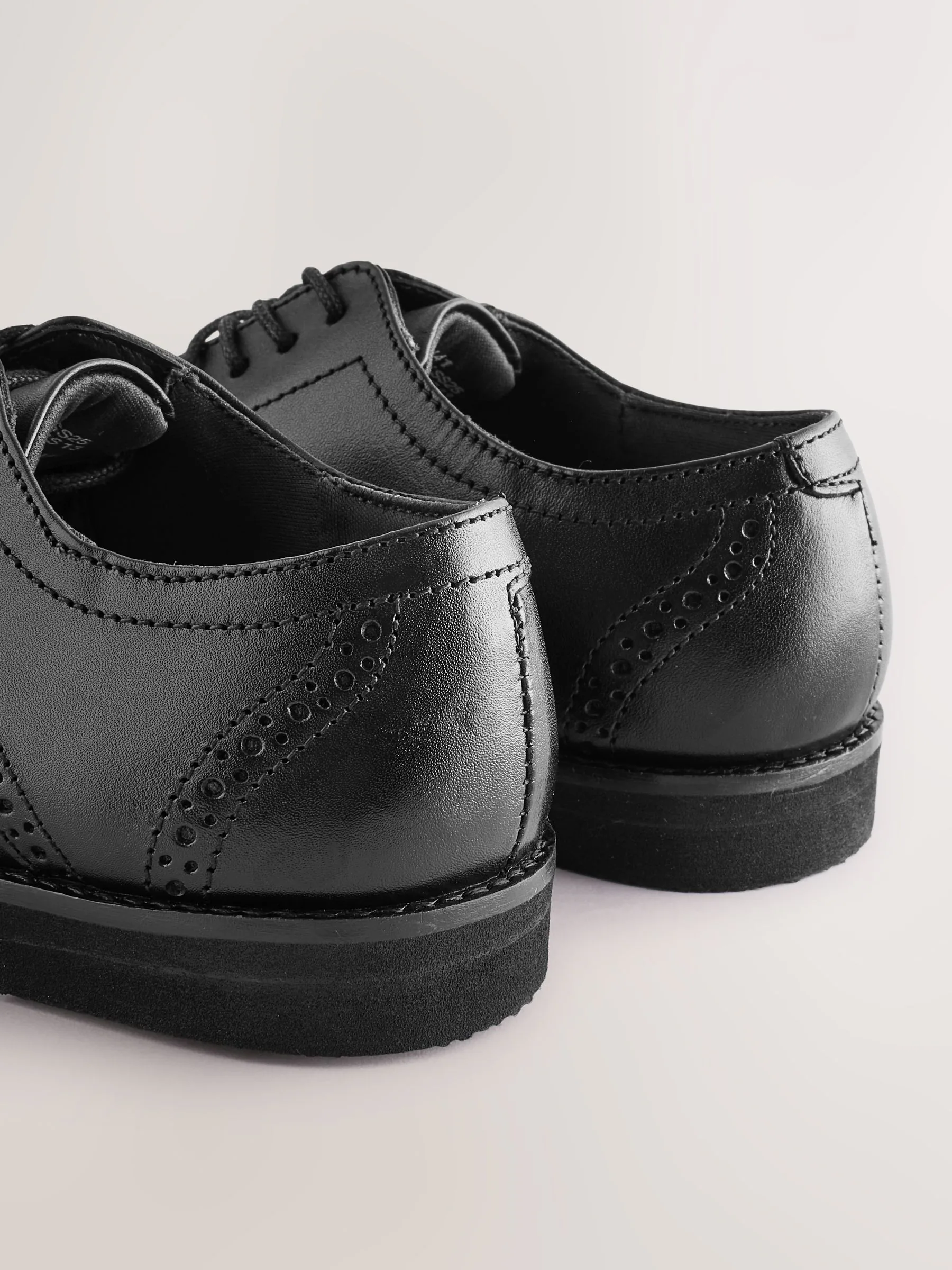 Zwart - Modieuze brogues van leer