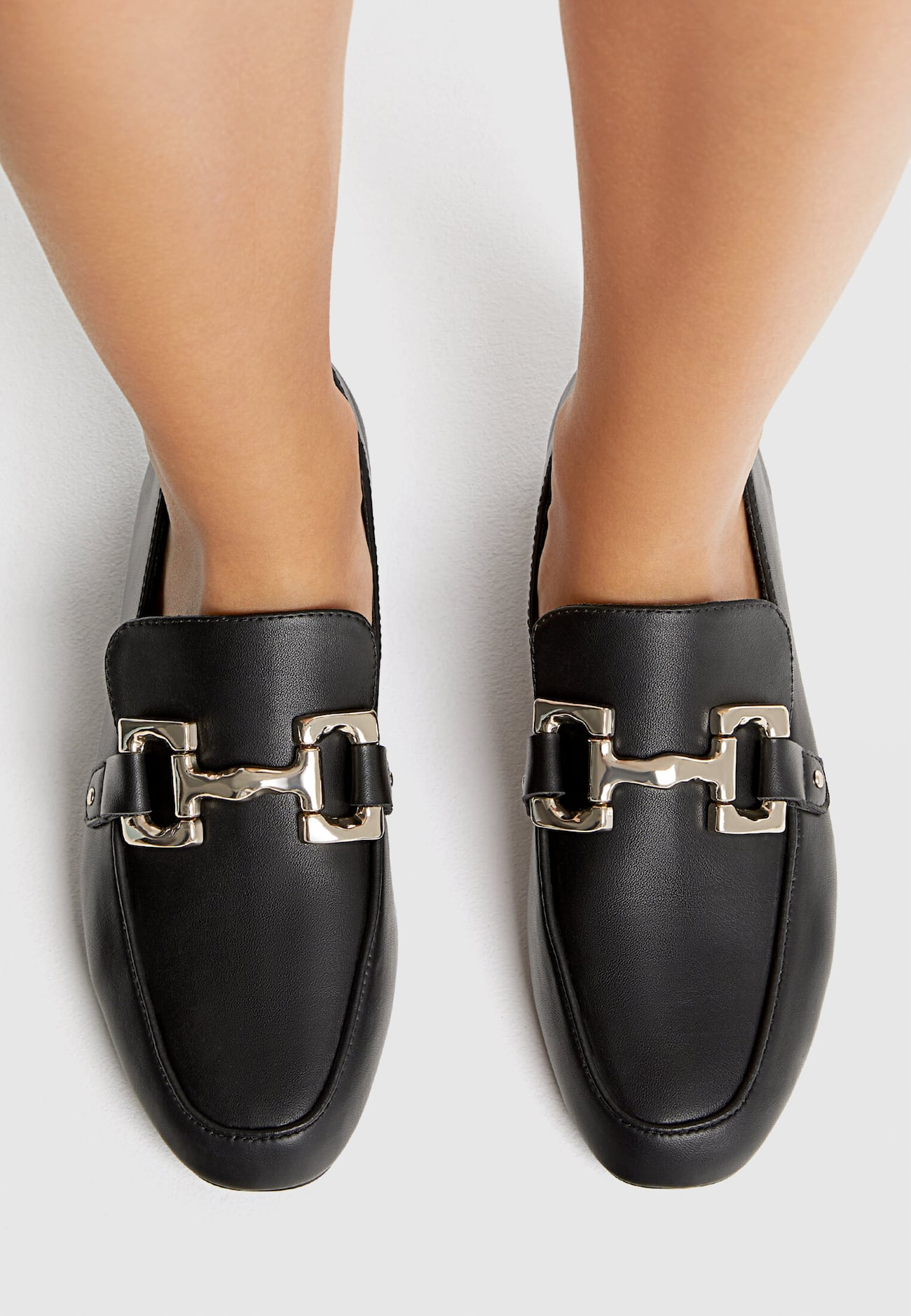 Mocassins planos com aplique metálico