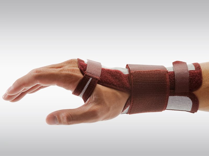 Omnimed Ortho Manu Flex Handgelenkbandage L 16cm rechts grau/bordeaux 1 Stk