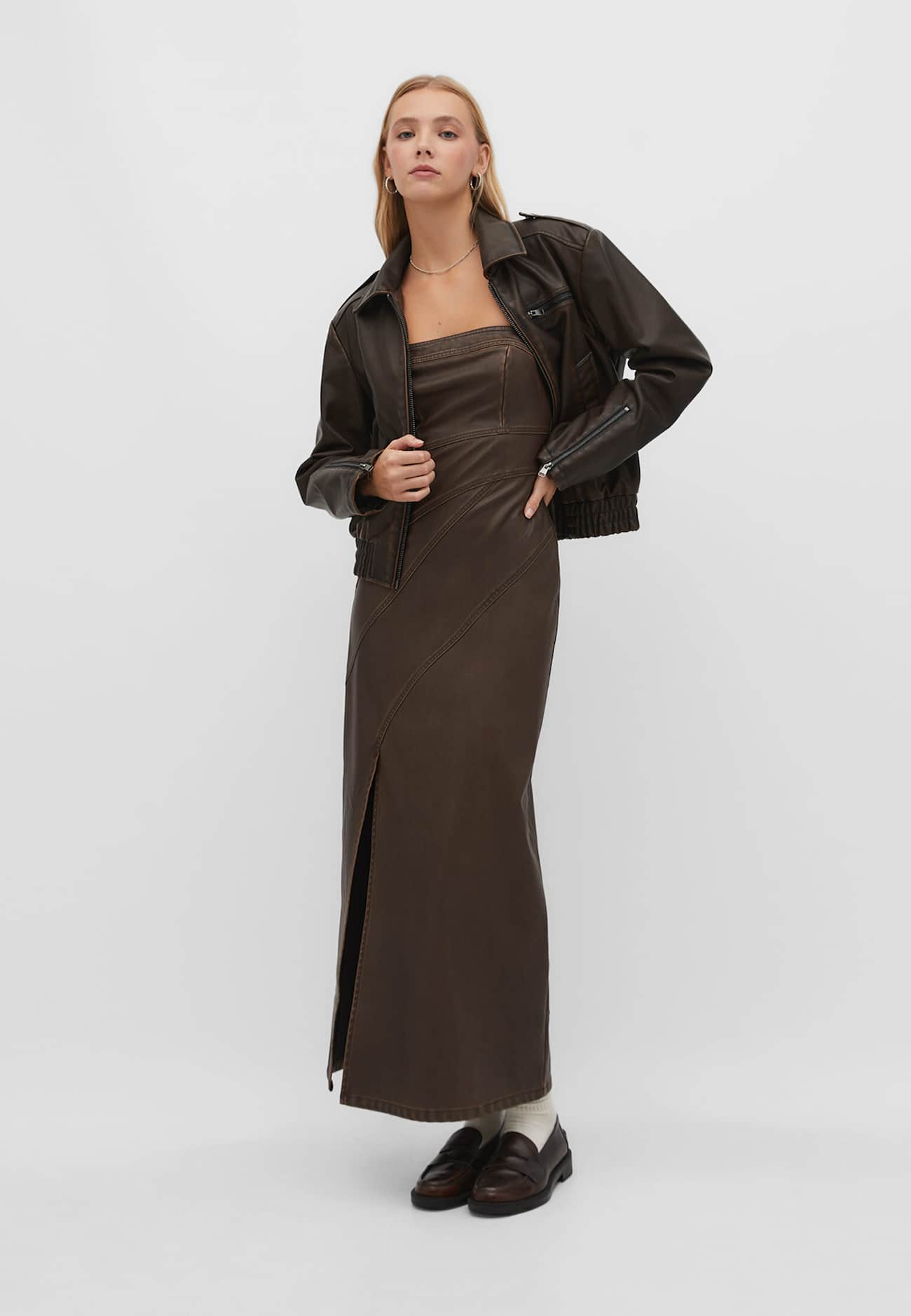 Vestido bandeau com efeito de couro e detalhes de costura.