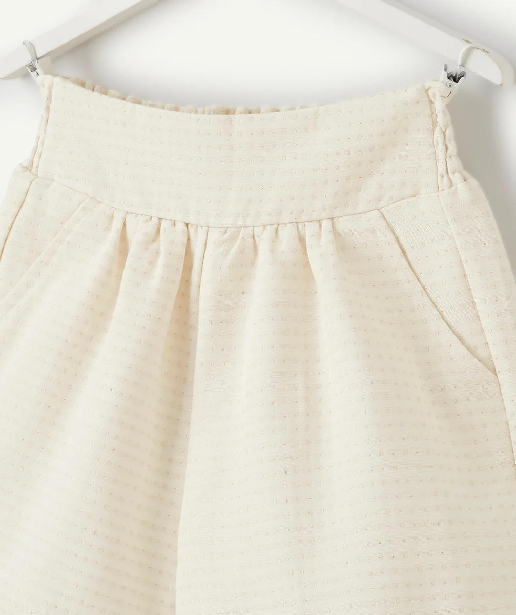 SHORT FILLE ÉCRU AVEC SURPIQÛRES COULEUR DORÉE