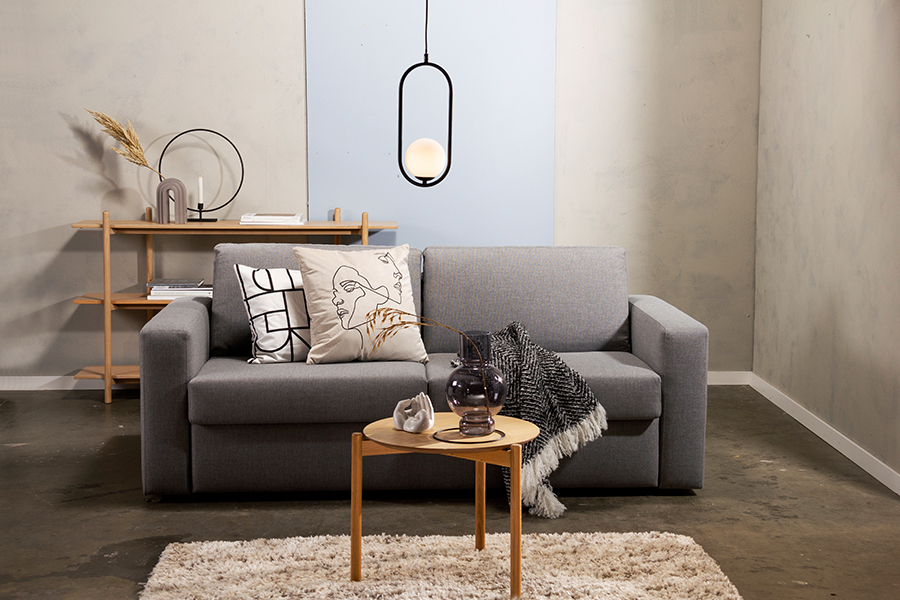 Elbeko 2,5-seter sovesofa I tekstil Inari 1438-72 Light Grey med arm A og sorte ben. Madrass med bonellfjærer.