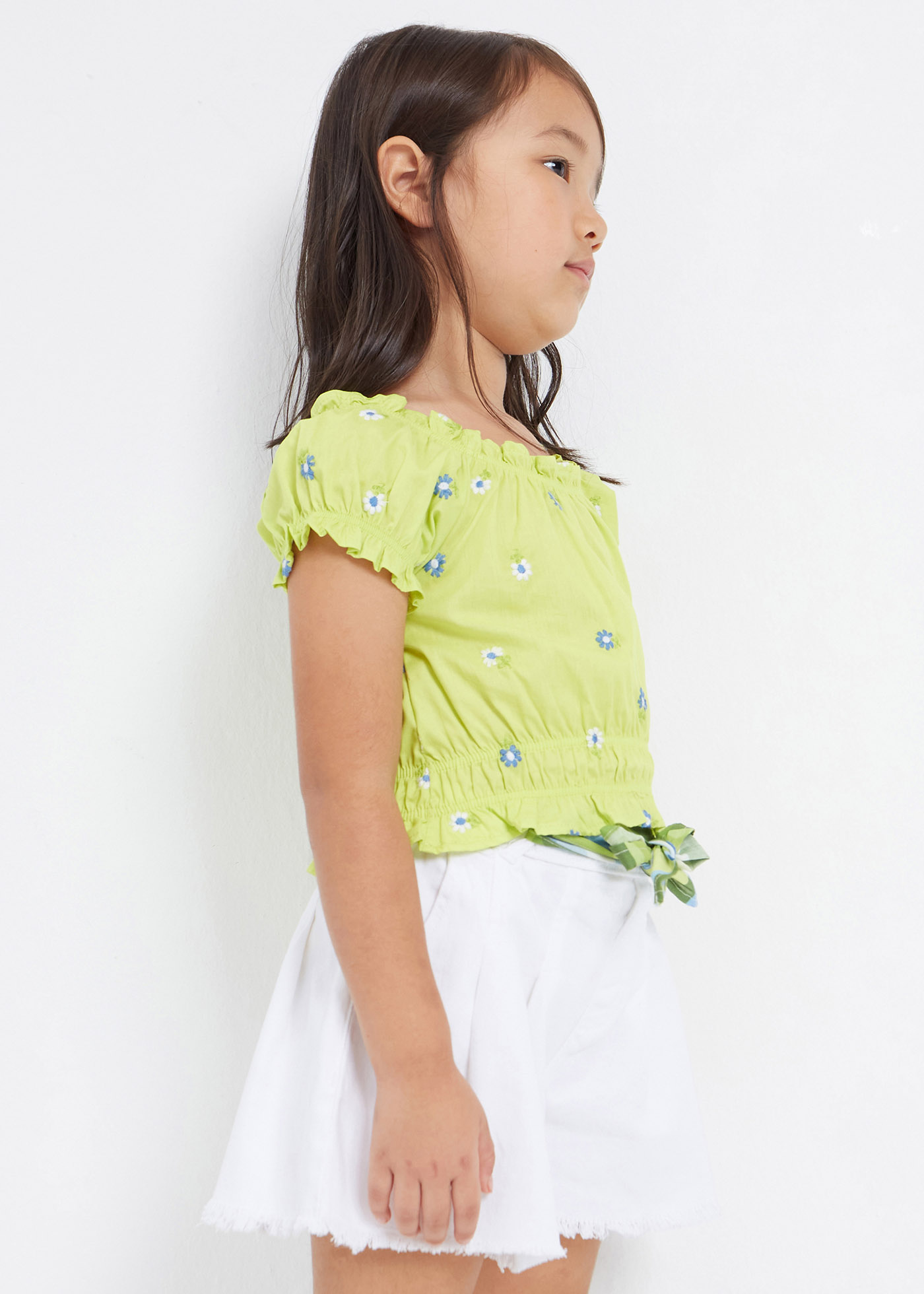 Calções de algodão estampados para meninas com cinto, feitos de algodão sustentável.