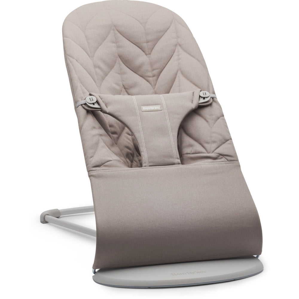 Køb BabyBjörn Sand Grey Skråstol Bliss Blomsterbladsquilt