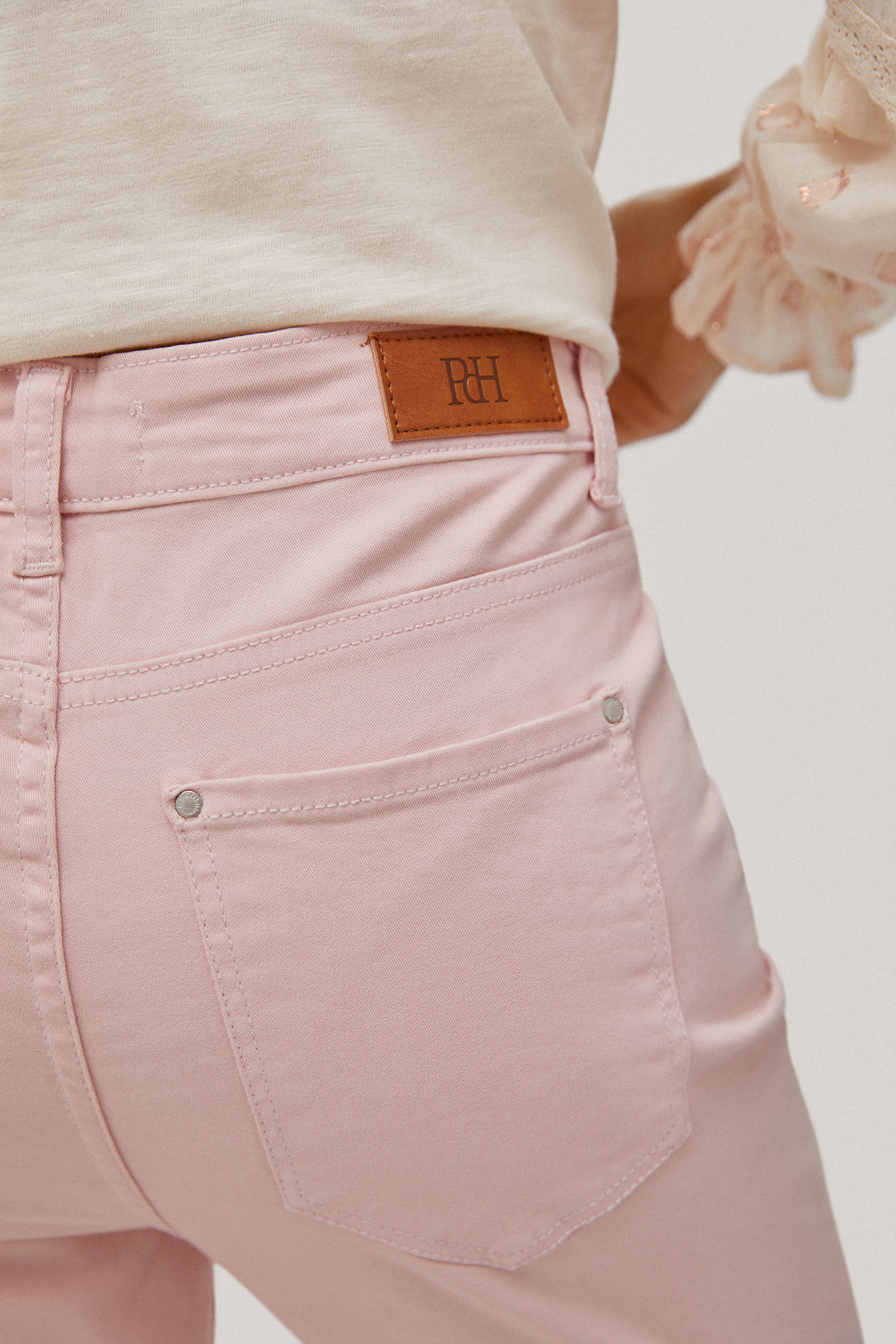 Calça jeans flare com 5 bolsos e bordado - Rosa