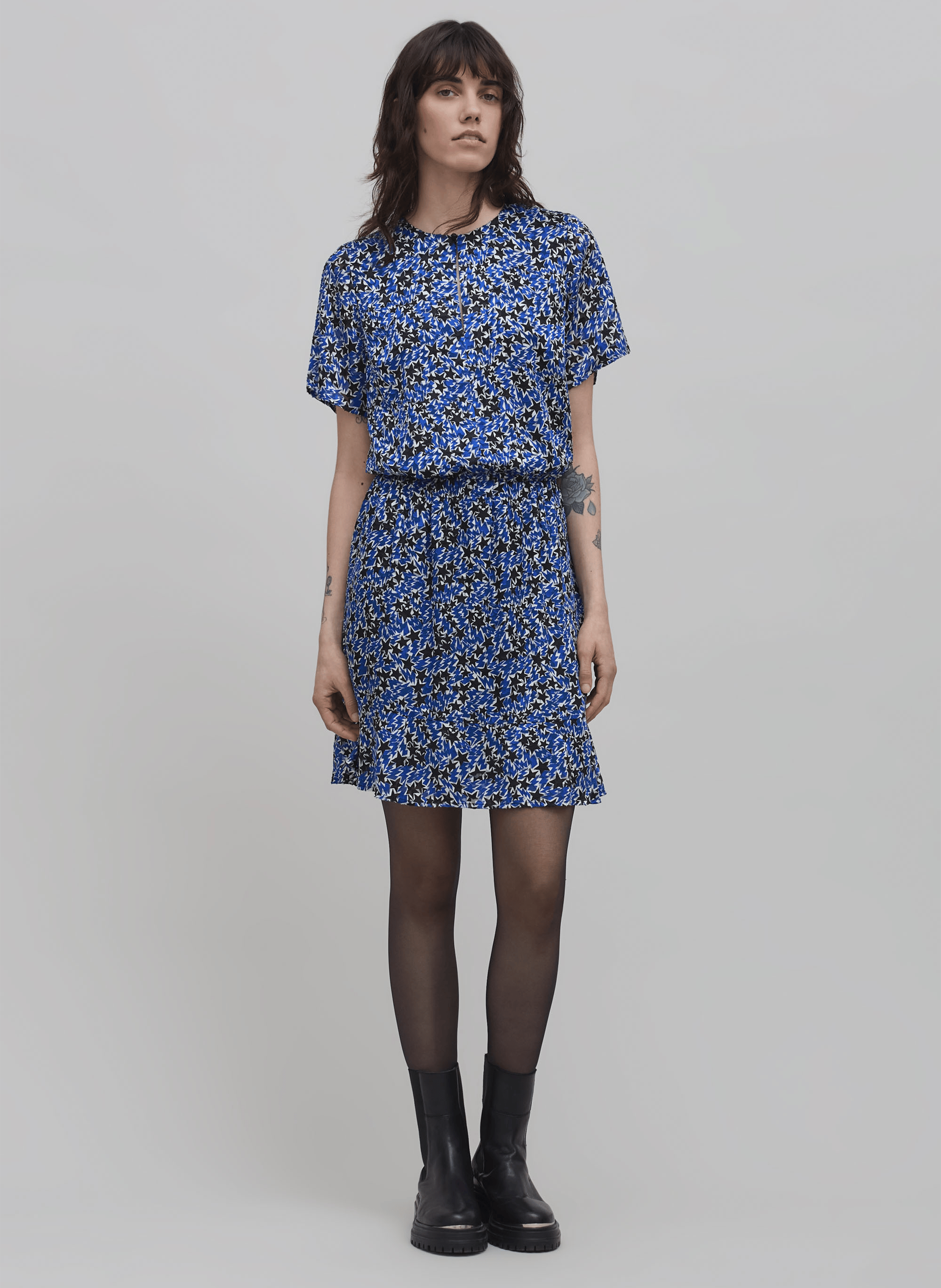 Robe courte cintrée à col rond | Bleu
