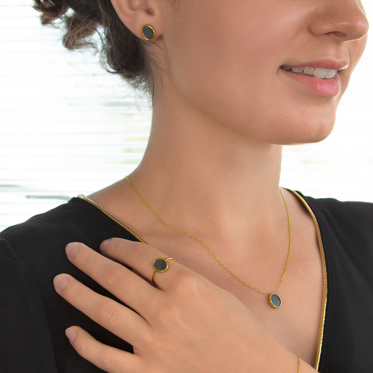 Boucles d'oreilles or 750 jaune nacres grises ovales.