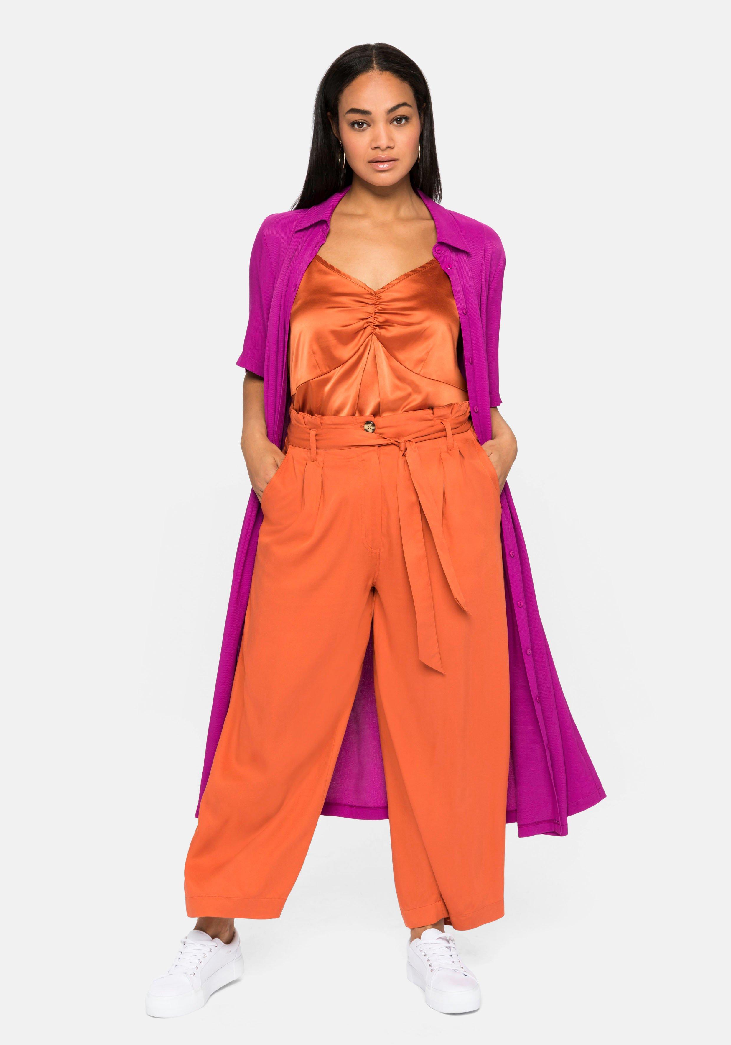 Top mit Raffung am Ausschnitt, vorn aus Satin