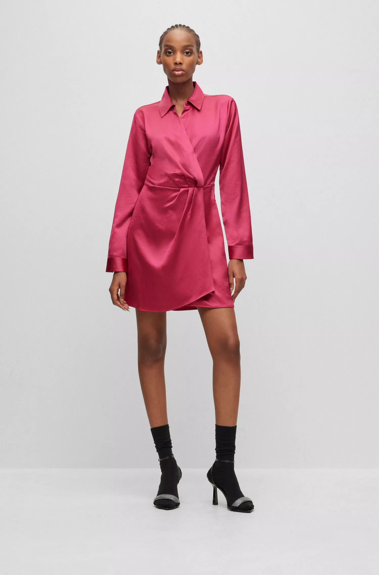 Vestido HUGO vermelho de mangas compridas em cetim com frente transpassada.