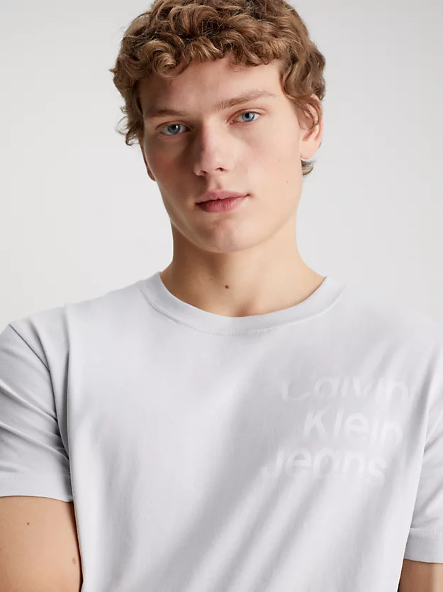 Camiseta com logotipo