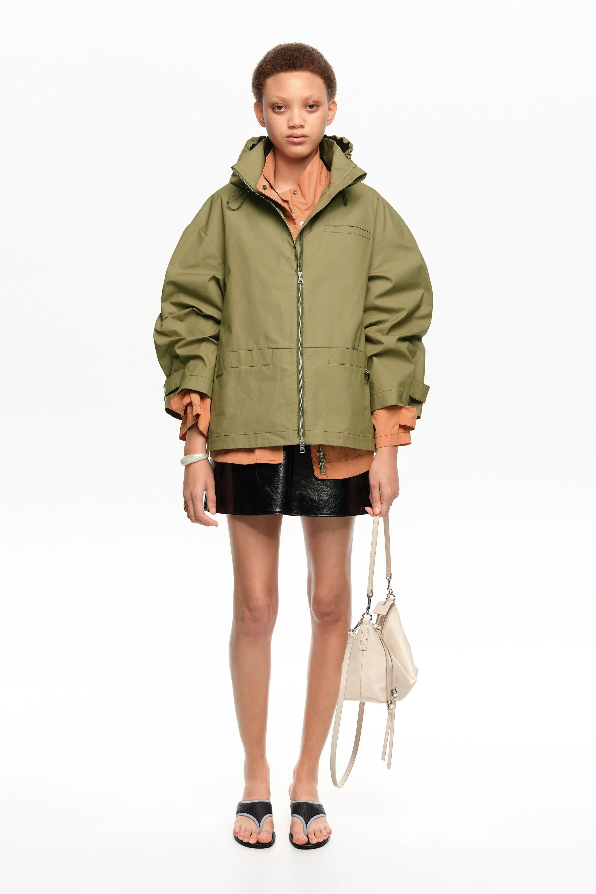 Trench coat evasê em algodão cáqui claro