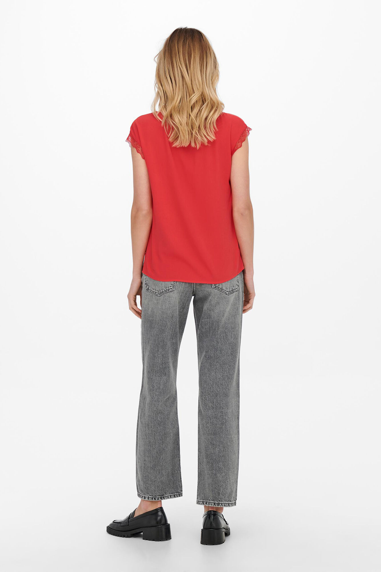 Blusa de manga curta com detalhes em renda.