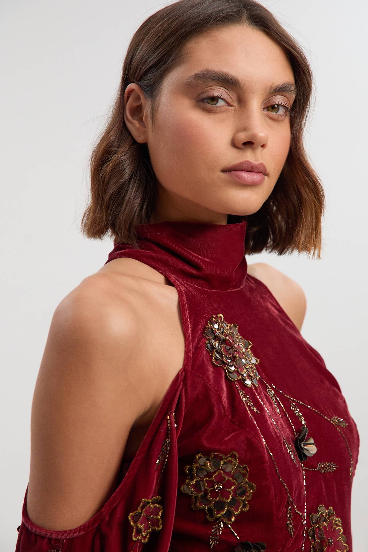 KarenMillen Robe Maxi Tissée en Velours à Épaules Dénudées avec Appliqués Floraux 3D