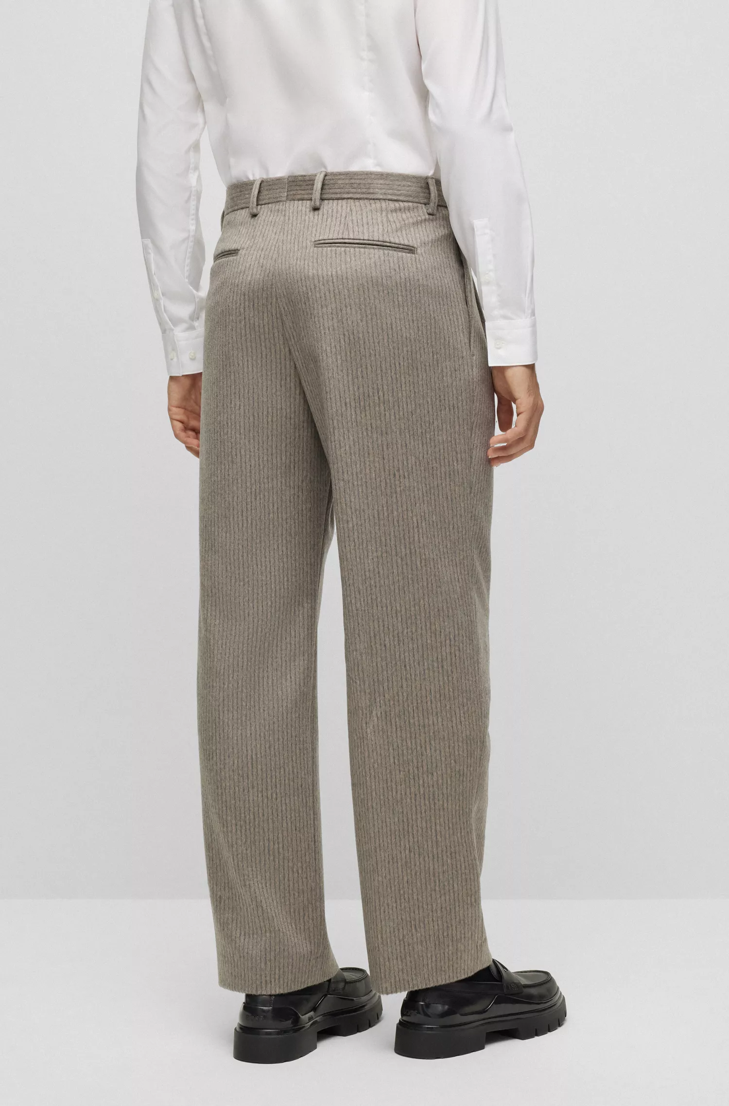 Terno BOSS preto de cashmere puro com abotoamento duplo e estampa listrada.
