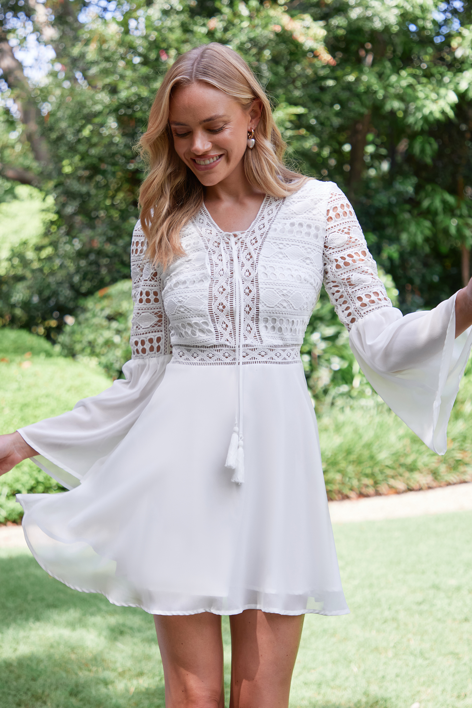 Robe mini à col en V et manches en cloche blanche