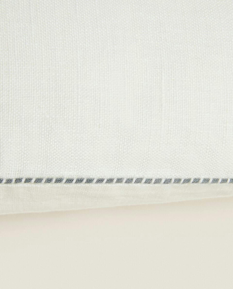 CAPA DE ALMOFADA COM COSTURA DETALHADA