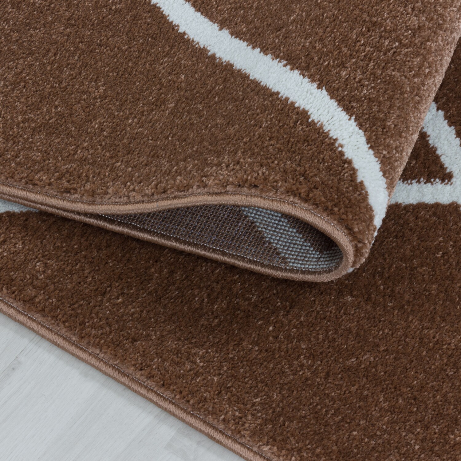 Stilvoller Designer Teppich: Moderner Kurzflor, Rautenmuster für das Wohnzimmer