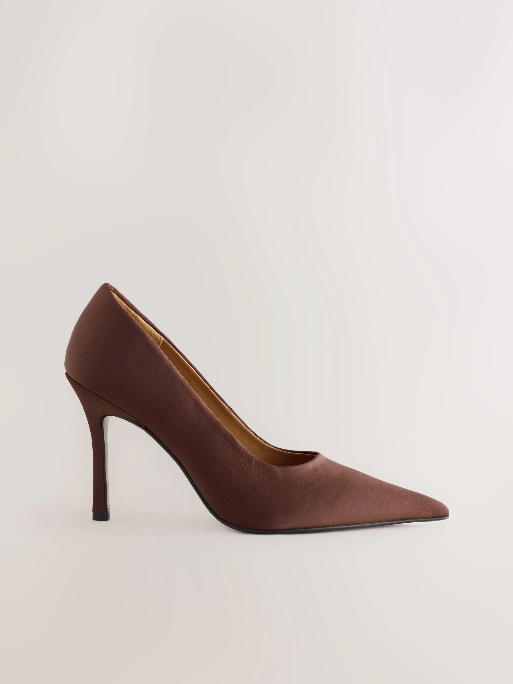 Chocoladebruin - Forever Comfort® satijnen pumps met spitse neus