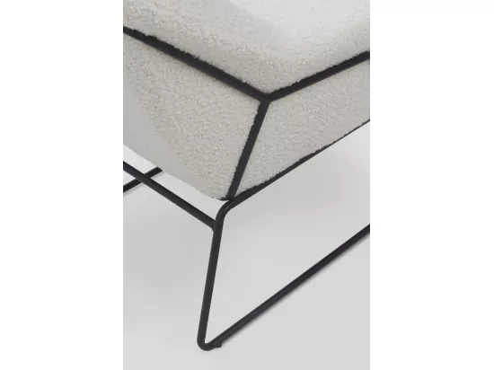 Fauteuil tapissé blanc, pieds en métal noir