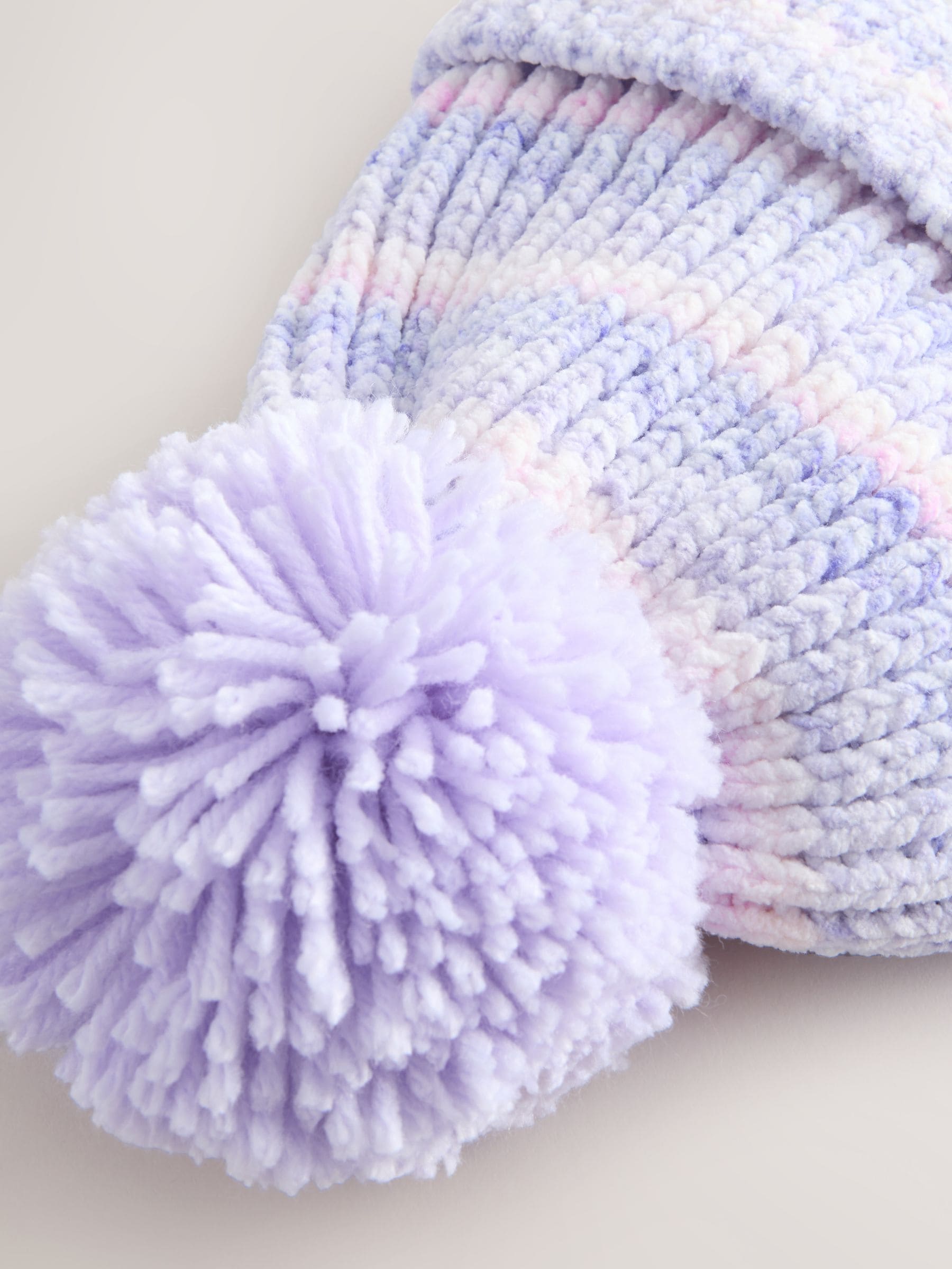 Lila ton-sur-ton - Gebreide babymuts van chenille met pompon (0mnd-2jr)
