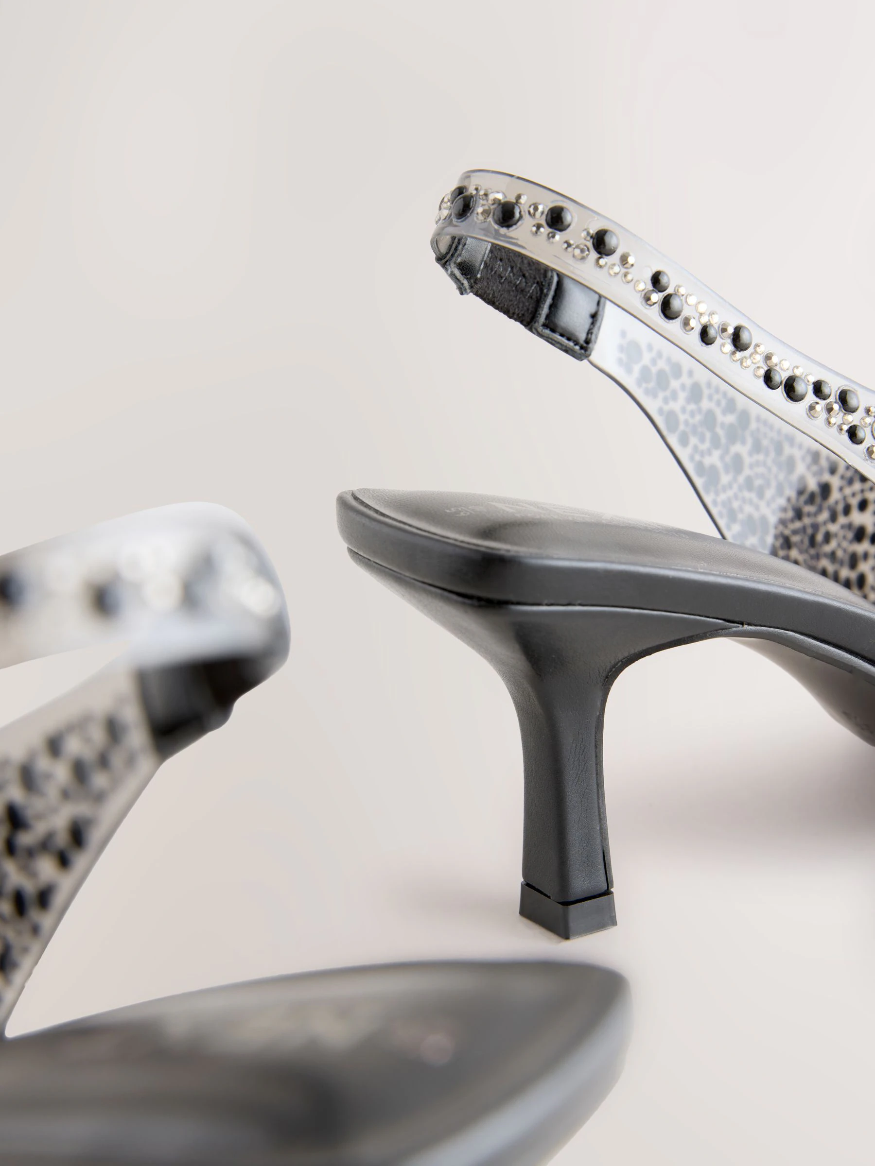 Zwart - Forever Comfort® puntige slingback-hakken met vinyl en sierstenen