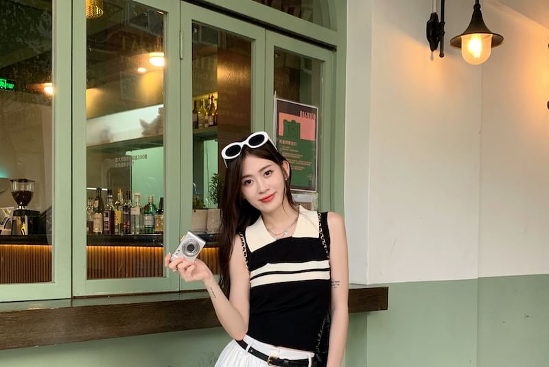 Yupina - Mouwloze, gestreepte, tweekleurige crop top met kraag