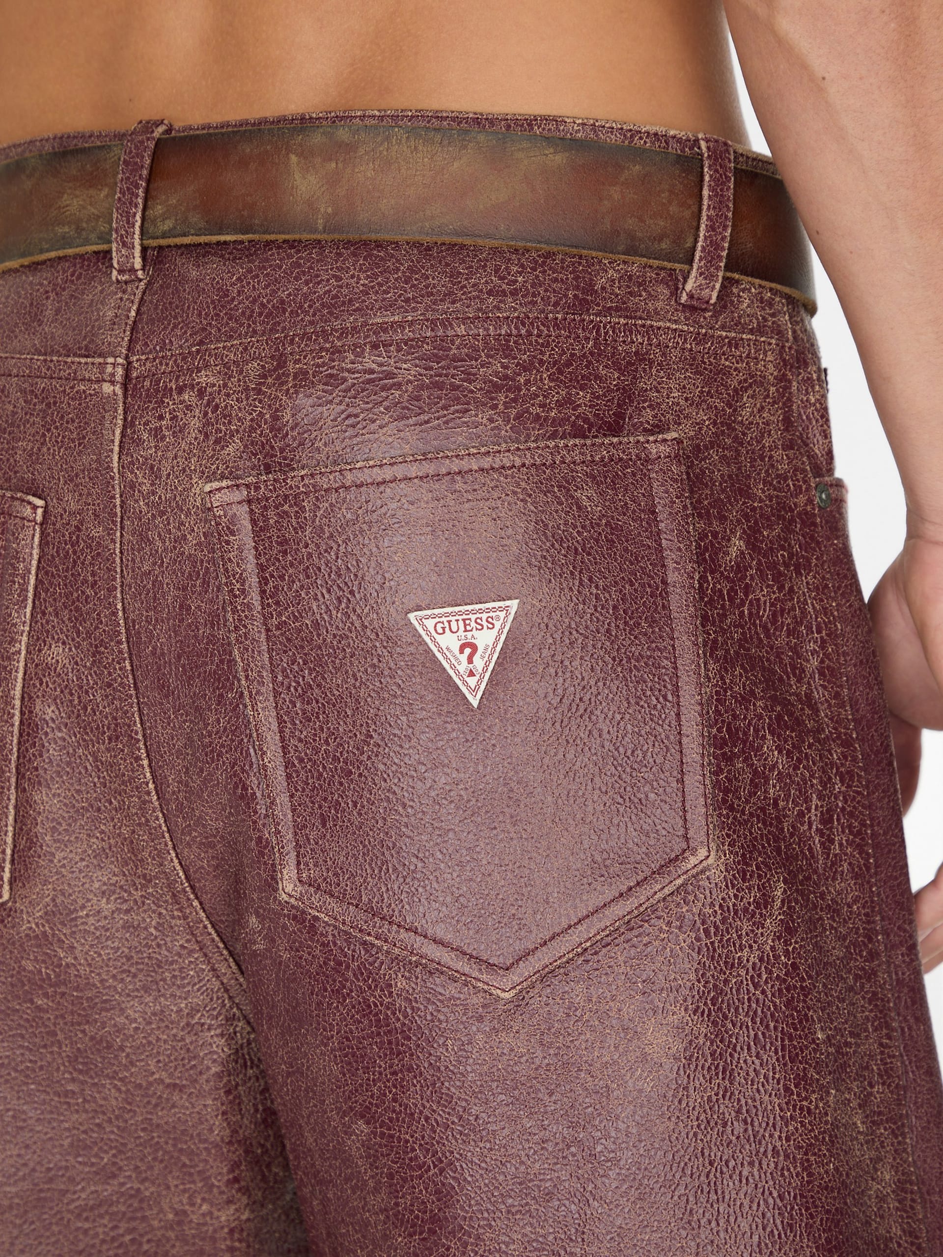 shorts de couro craquelado
