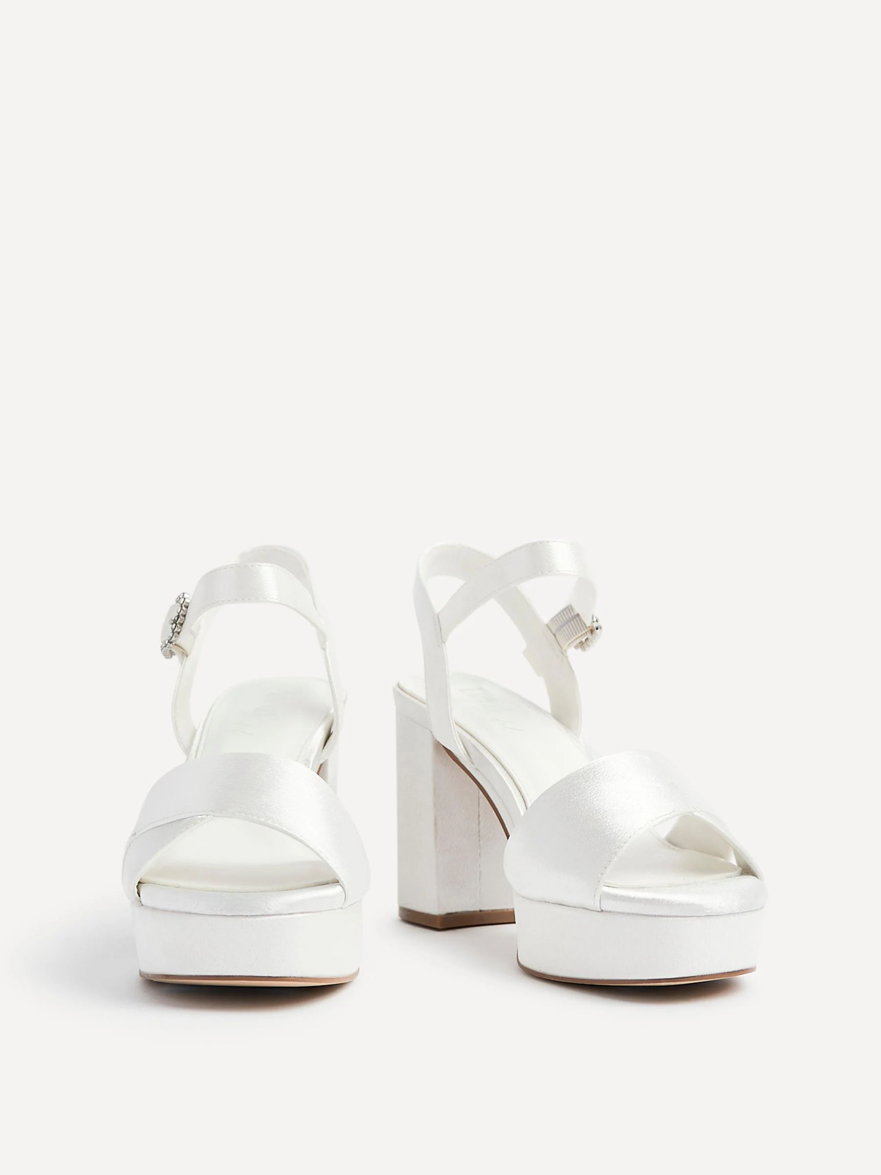 Linzi Bridal Perola sandalen met gekruiste bandjes en plateauzool