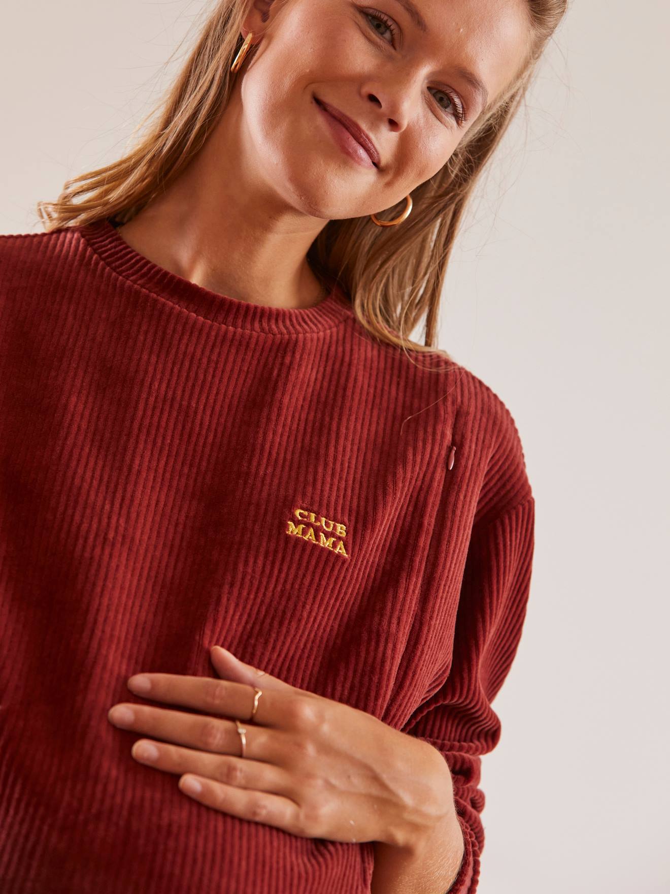 Blusa de moletom aveludada canelada para gestantes e lactantes, na cor vermelha lisa tamanho médio com estampas.