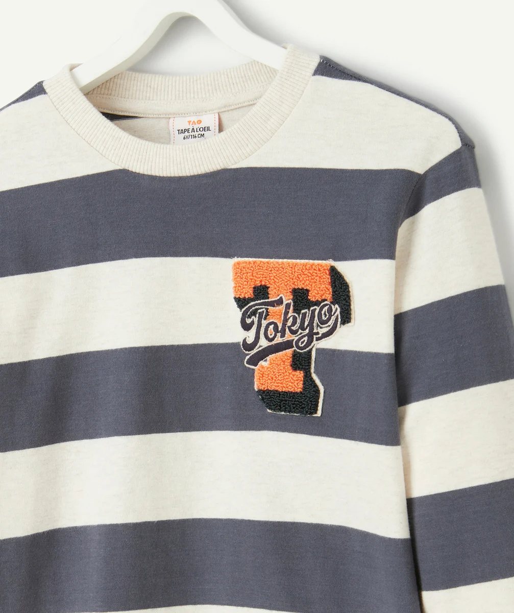 T-SHIRT GARÇON EN COTON BIO IMPRIMÉ À RAYURES AVEC PATCH EN BOUCLETTES