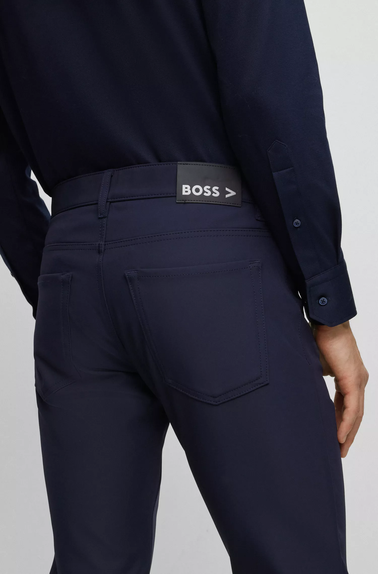 Calça jeans BOSS preta, corte slim, em denim elástico de alta performance.