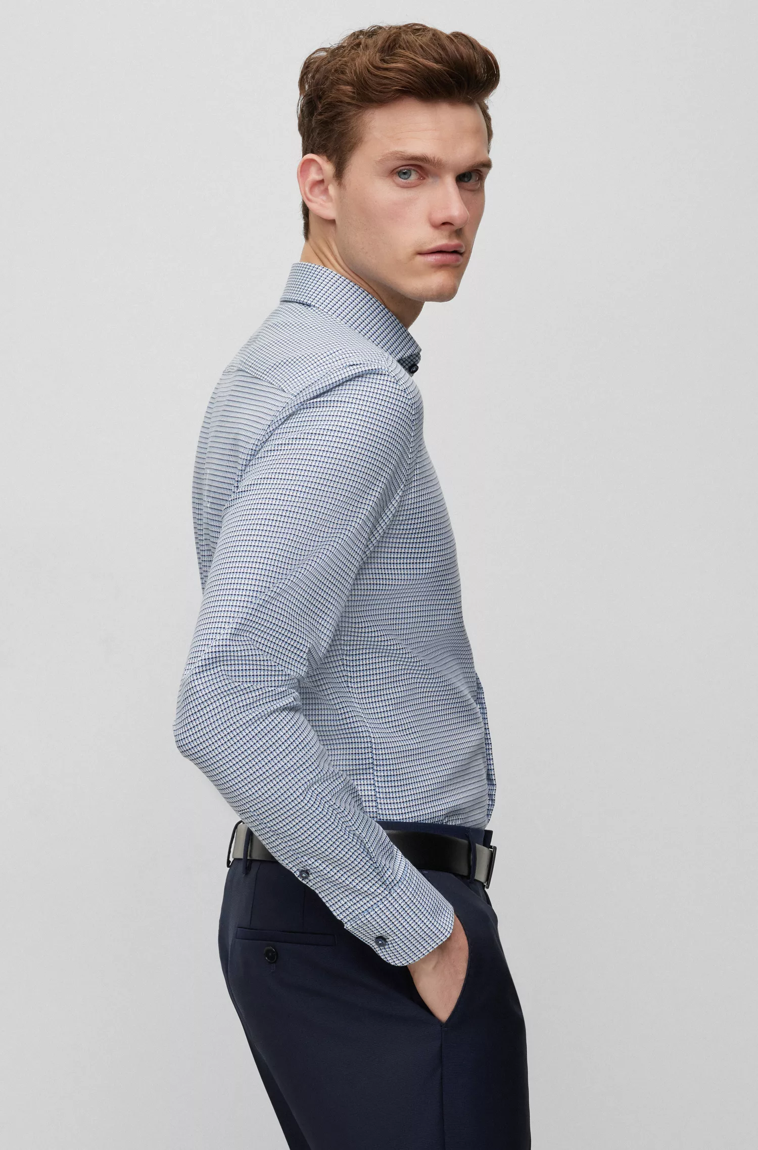 Camisa BOSS preta de corte slim em algodão elástico microestruturado.