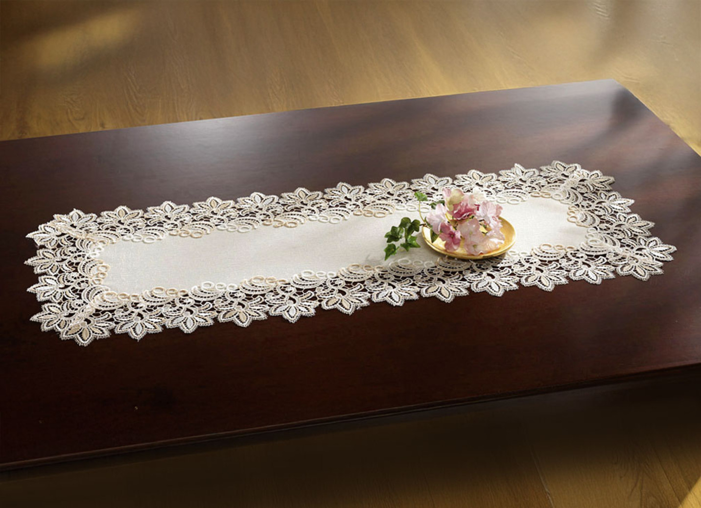 Elegante Raumdekoration mit 2-farbiger Makramee-Spitze