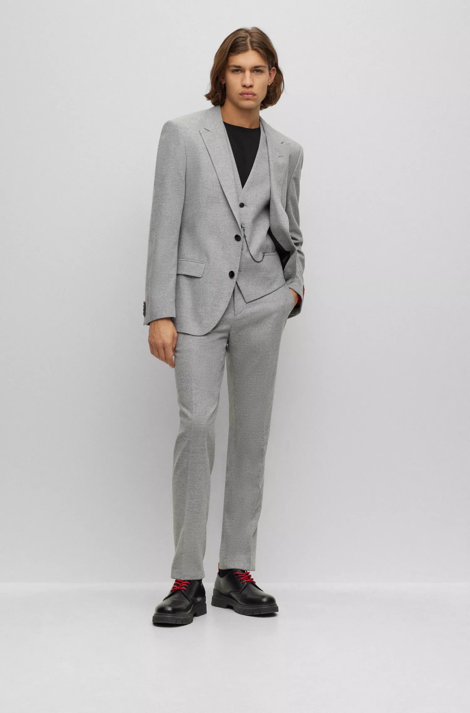 Terno HUGO vermelho de três peças, corte slim, em tecido elástico de alta performance.