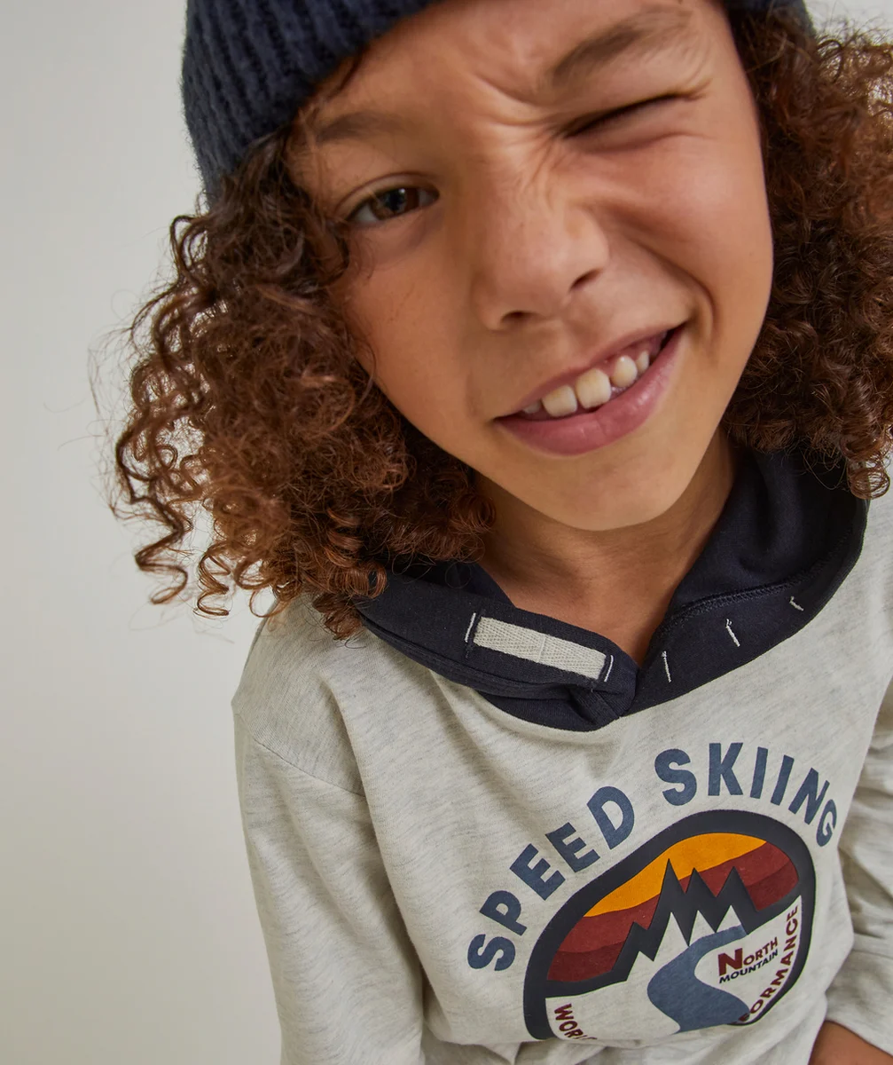 T-SHIRT GARÇON EN COTON BIO À CAPUCHE AVEC MOTIF MONTAGNE